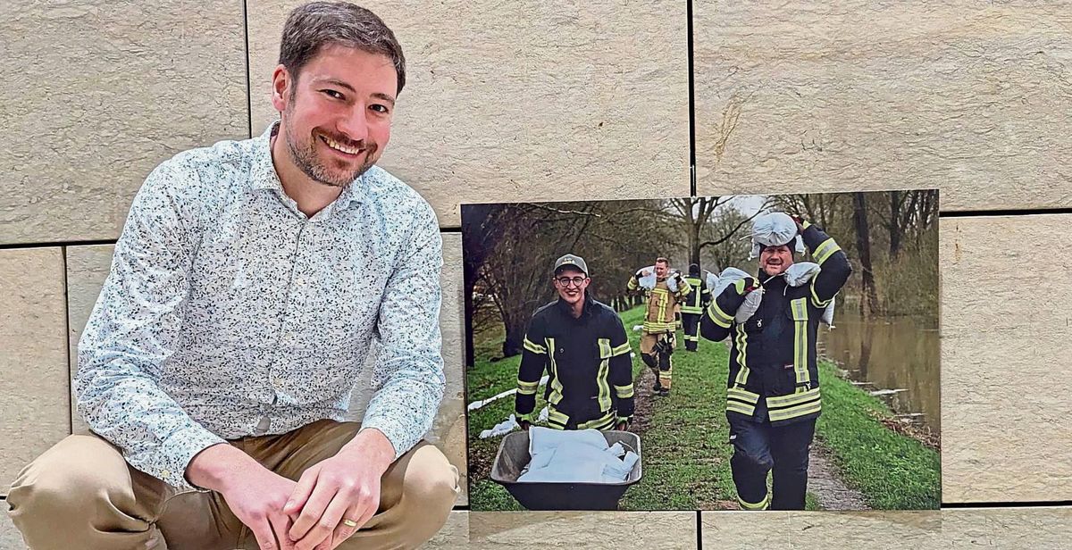 Ein Foto vom Weihnachts-Hochwasser Ende letzten Jahres, das Patriot-Reporter Daniel Kossack gemacht hat, zählt zu den 31 besten Pressefotos des Jahres 2024. Das Bild zeigt den Redakteur mit seinem Wettbewerbsbeitrag im Düsseldorfer Landtag.