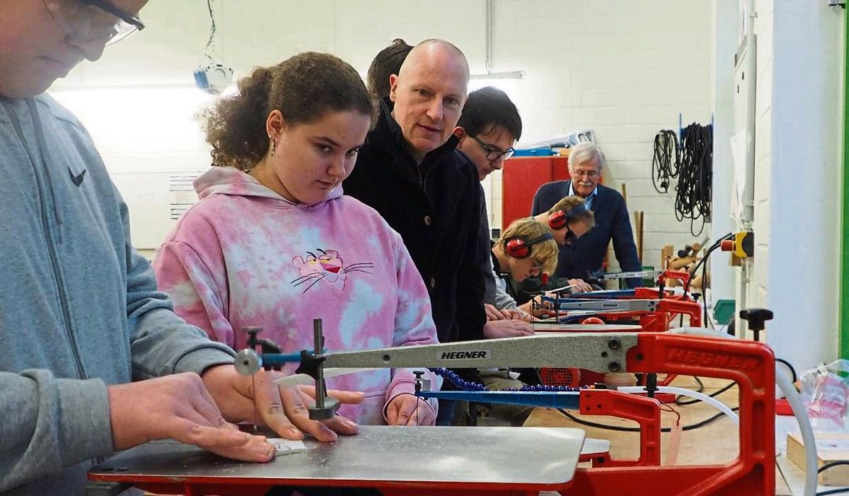 Dekupiersägen und anderes Werkzeug hat die Dr.-Arnold-Hueck-Stiftung an der Don-Bosco-Schule bezuschusst.