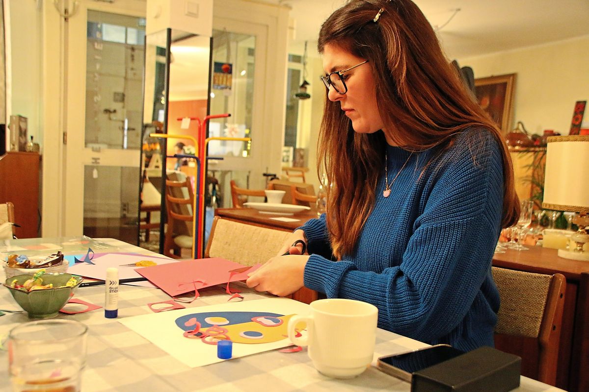 Hier wird der Raum kreativ mit Persönlichkeit gefüllt: Rund um Papier-Porträts hat sich jetzt ein „Raum für Impulse“-Workshop in der Brocanterie in der Rathausstraße gedreht. Fotos: Carolin Cegelski