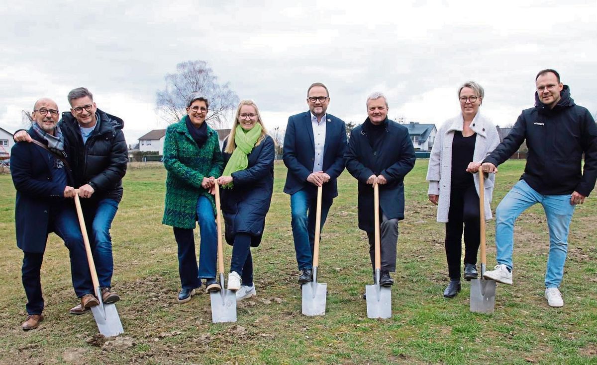 Auf der Wiese an der Völlinghauser Straße erfolgte der erste Spatenstich für die neue Caritas-Kita. Foto: Meschede