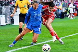Leverkusens Nationalspielerin Carlotta Wamser (l) ringt mit Bayerns Jovana Damnjanovic um den Ball. - Foto: Sven Hoppe/dpa