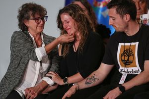 Viele der Angehörigen von Opfern der Flutkatastrophe 2024 in Valencia brachen bei der offiziellen Trauerveranstaltung in Tränen aus. - Foto: Alberto Saiz/AP/dpa