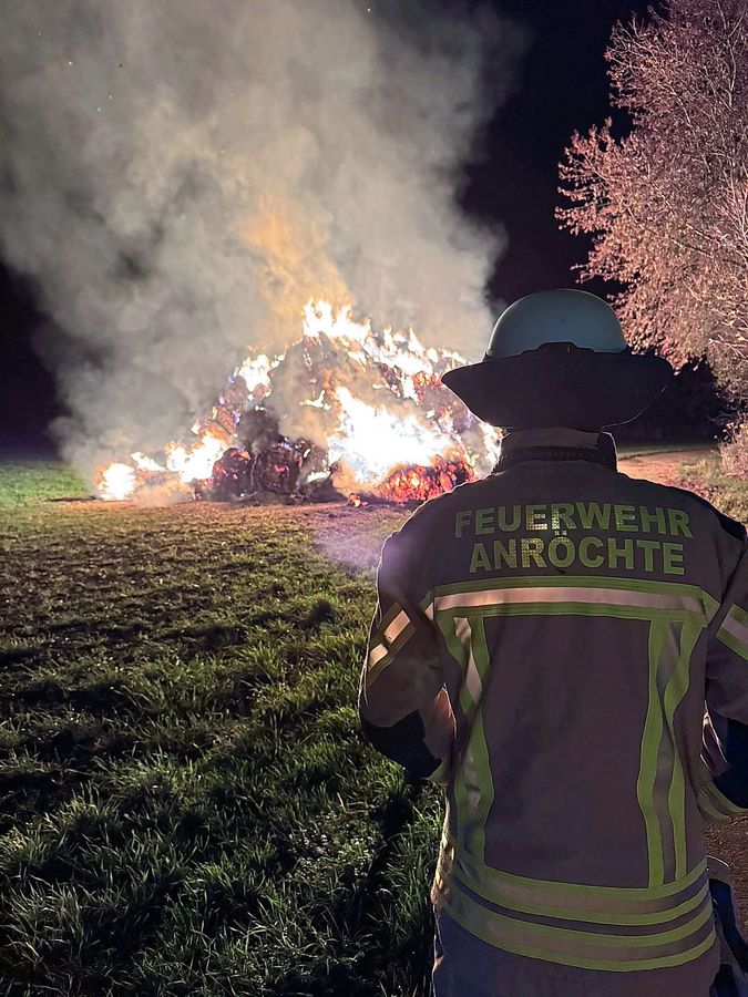 Rund 300 Strohballen in Flammen: Die Rauchwolke war weithin zu sehen. Fotos: Feuerwehr Anröchte