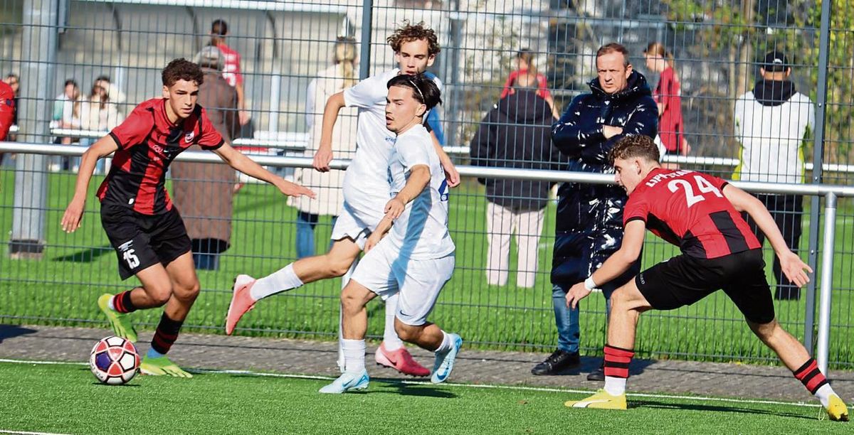 Nach der 1:3-Niederlage in Siegen hoffen die B-Junioren des SV Lippstadt (in Schwarz-Rot) im Heimspiel gegen Rödinghausen auf ein Erfolgserlebnis. Trainer Brinschwitz erwartet einen Gegner, der die Zweikämpfe sucht. Foto: Feichtinger