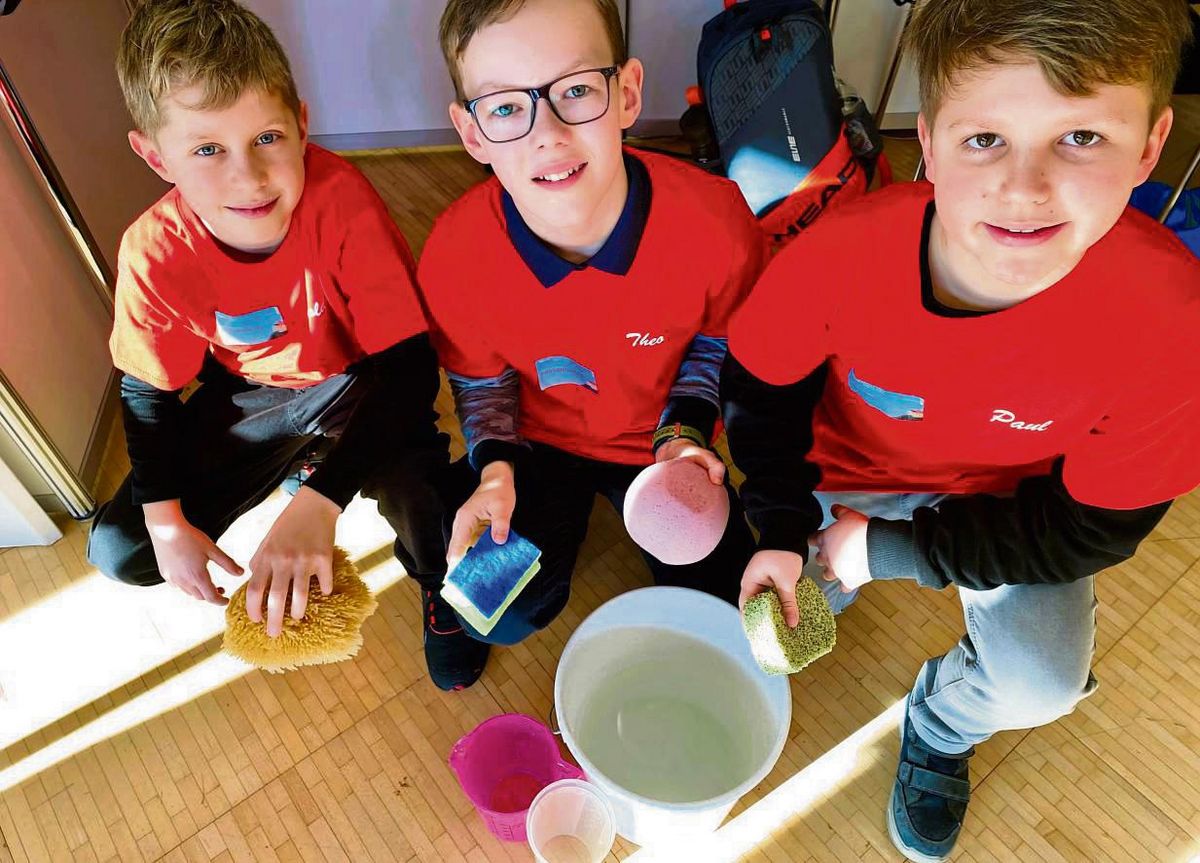 Elferrat mal anders: Die elfjährigen Arnold, Theo und Paul (v.l.) vom Antonianum in Geseke haben wochenlang getestet, ob ein Natur-, Synthetik-, Bambus- oder Küchenschwamm das meiste Wasser aufnehmen kann. Fotos; VielberG