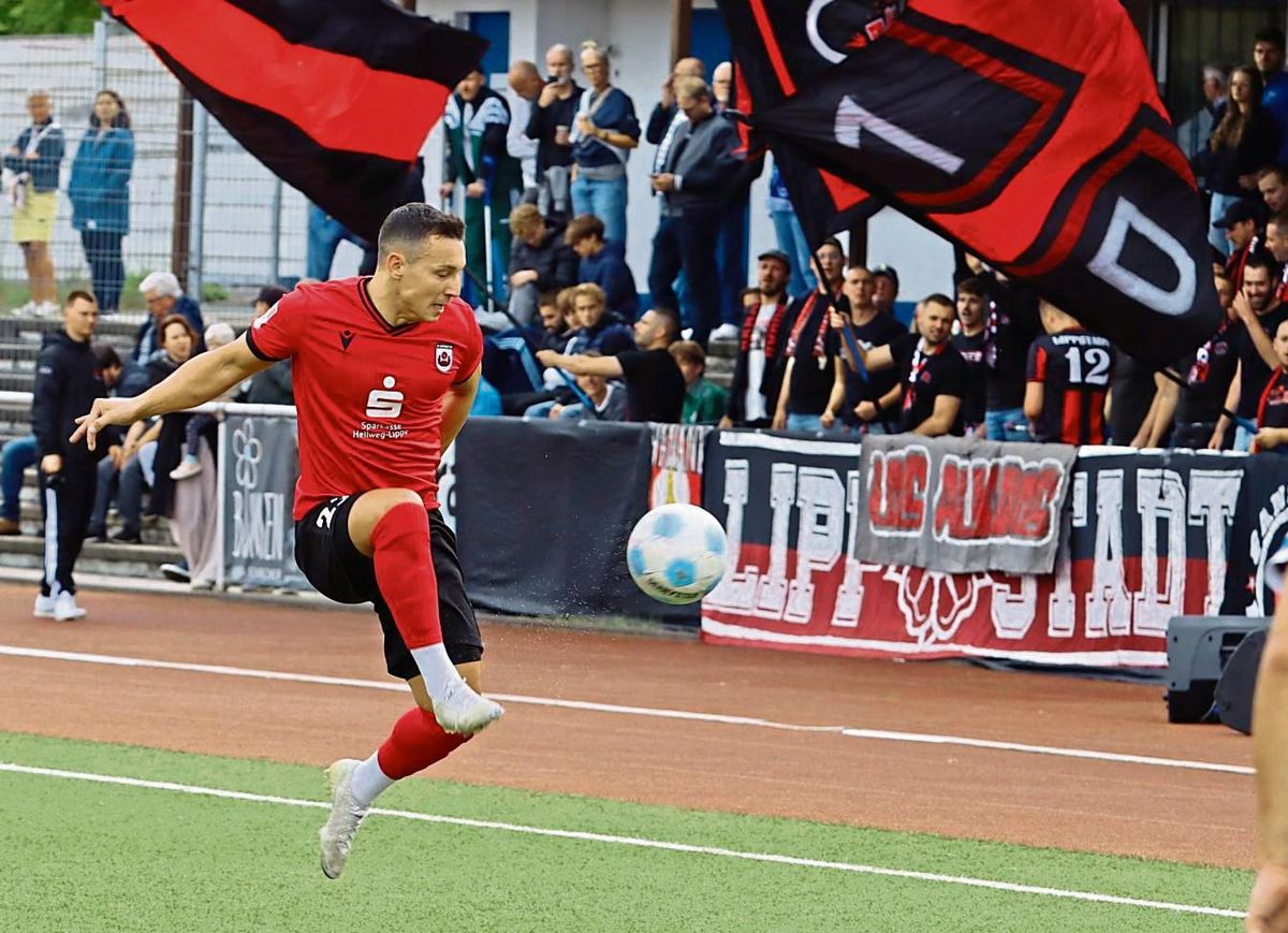 Routinier Nils Köhler (32) präsentiert sich seit Wochen in Topform und ist deshalb aus der Startelf des SV Lippstadt nicht wegzudenken. Das gilt auch für das Heimspiel am heutigen Samstag gegen den Aufsteiger TuS Hiltrup. Foto: Frank Lütkehaus