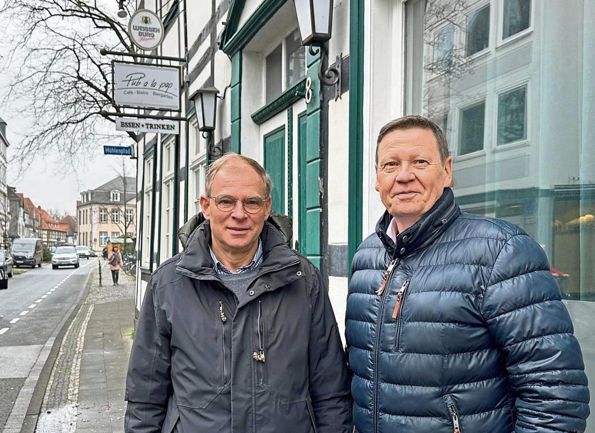 Hier eröffnet bald die Begegnungsstätte: Der Verein Keiner ist allein (Kia) vergrößert sich 2024, weil’s in den Räumen an der Cappelstraße zu eng geworden ist. Das Begegnungscafé zieht an die Marktstraße 8. Lebensmittelverkauf und Kleiderkammer bleiben in den Räumen an der Cappelstraße. Die Beteiligten – hier vertreten durch Johannes Althoff (Evangelischen Kirchengemeinde) und Hartmut Befeldt (Kia) – sind froh über die Lösung. Foto: Cegelski