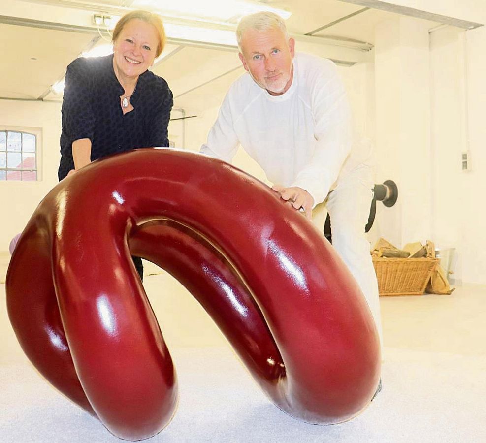 Der Künstler Manfred Webel und die Kunsthistorikerin Dr. Alexandra Sucrow zeigen eine größere Figur aus der Familie der „Loops“. Fotos: Laura Kabuth