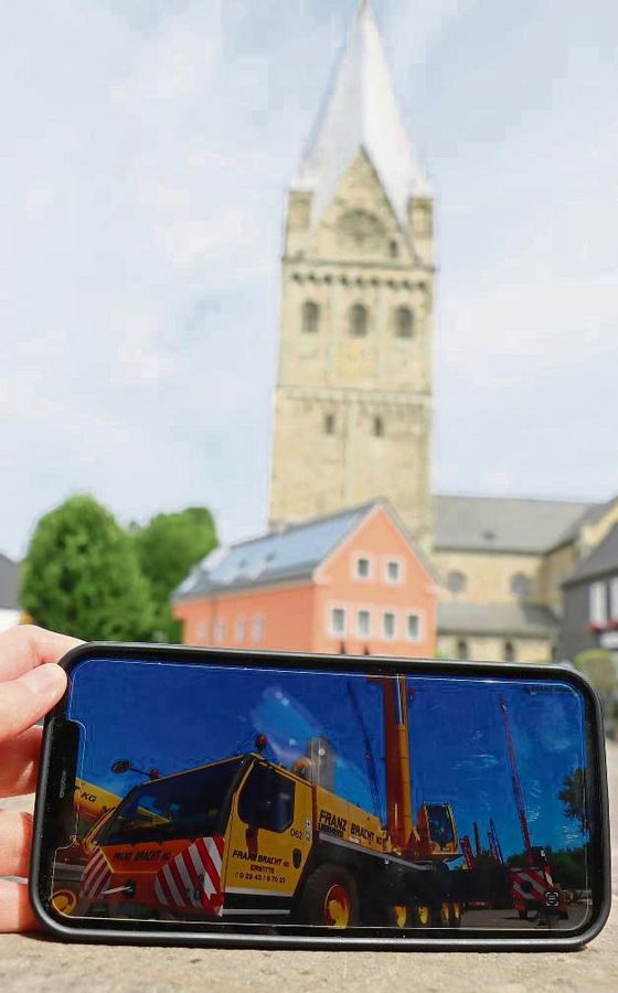 Autokrane aus Erwitte wollten fast 110 000 Nutzer bei Youtube sehen. Das Glockengeläut von St. Laurentius musste sich mit knapp 91 000 Klicks geschlagen geben. Foto: Dietz