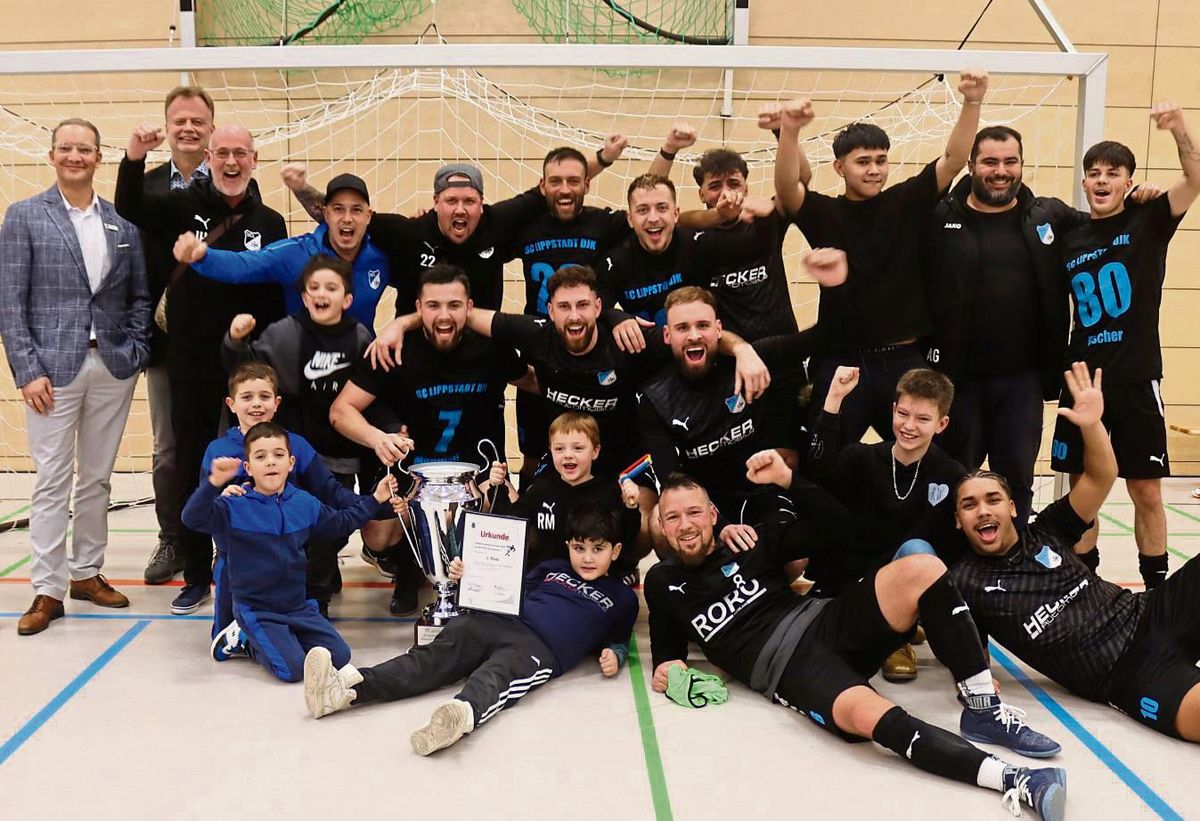 Der Pott geht an den Kranenkasper: Der SC Lippstadt ist neuer Hallenstadtmeister. Im Halbfinale kegelte man den SV Lippstadt nach Neunmeterschießen aus dem Turnier, ehe im Finale Bezirksligist SuS Cappel mit 3:2 niedergekämpft wurde. Thomas Raulf (l.) von der Sparkasse und Klaus Tegethoff vom Stadtsportverband (2.v.l.) überreichten die Trophäe.