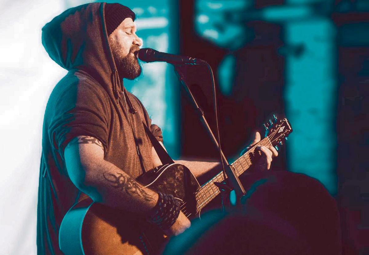 Im Kulturraum Synagoge spielt Tex Brasket neben seinen Solo-Stücken auch ein paar Slime-Songs. Foto: Dannemann