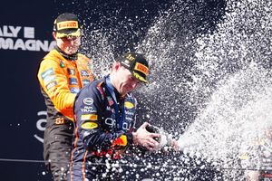 Max Verstappen (vorn) lieferte in Imola eine Lehrstunde für Oscar Piastri. - Foto: David Davies/PA Wire/dpa
