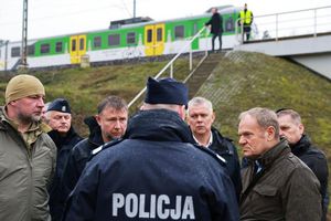 Ministerpräsident Tusk besichtigte die beschädigte Eisenbahnstrecke. - Foto: KPRM/AP/dpa