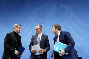 CDU-Chef Merz, SPD-Chef Klingbeil und CSU-Chef Söder loben am Morgen danach ihre eigenen Beschlüsse. - Foto: Michael Kappeler/dpa