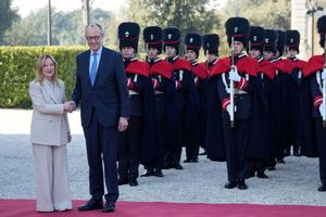 Kanzler Merz und Ministerpräsidentin Giorgia Meloni verstehen sich immer besser. - Foto: Gregorio Borgia/AP/dpa