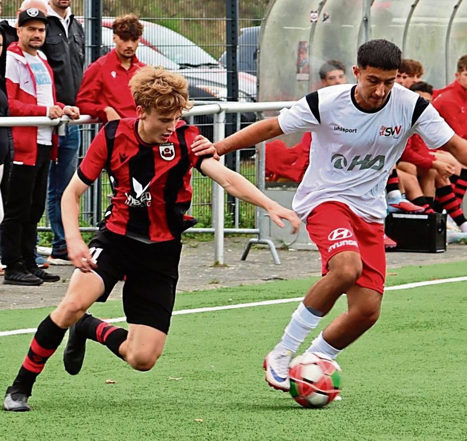 Laut Trainer Alexander Brinschwitz stehen die A-Junioren des SV Lippstadt (schwarze Hosen) im Spitzenspiel der Westfalenliga vor einer Herkulesaufgabe. Zu Gast am Bruchbaum ist am Sonntag der verlustpunktfreie Tabellenführer SV Rödinghausen. Foto: Uwe Feichtinger