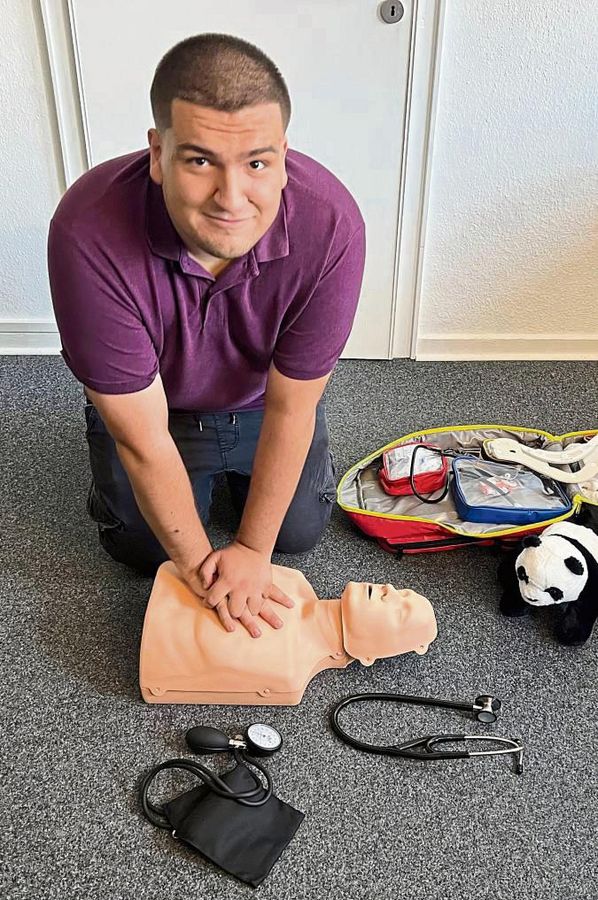 Ausgestattet mit Sanitätsrucksack, Reanimationspuppe und dem „Pandagogen“ Pandi Panda gibt Admir Kadric Erste-Hilfe-Kurse in Kitas und Grundschulen. Foto: A. Bsdurek