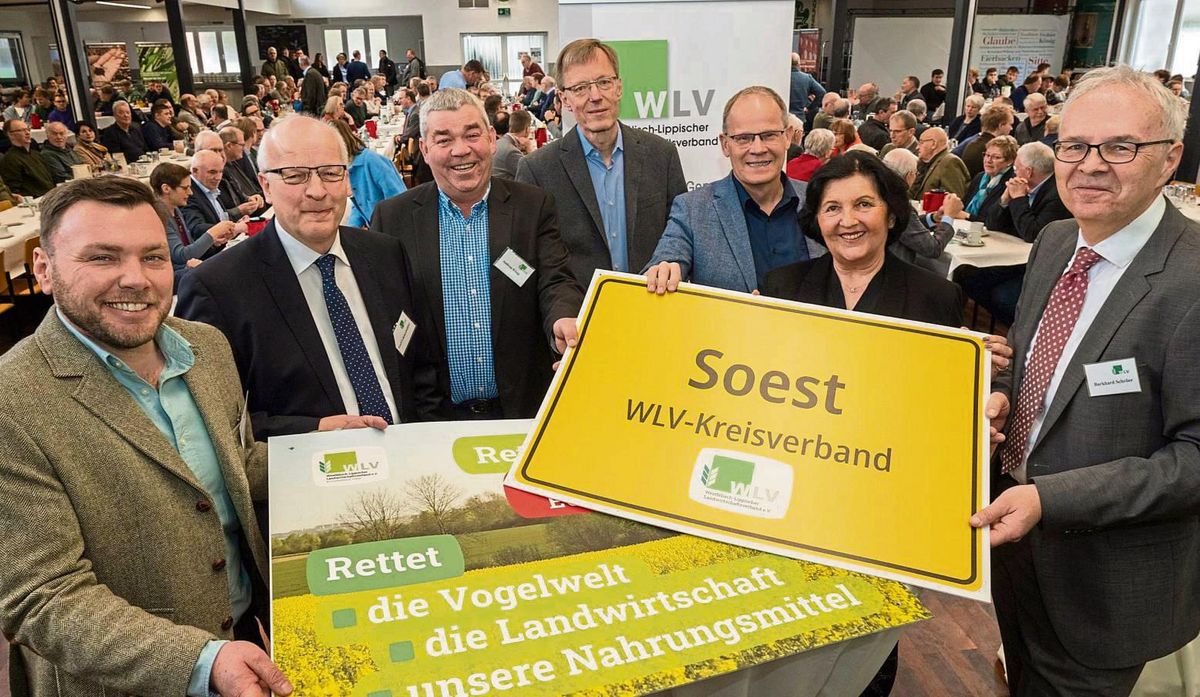 Kernige und selbstbewusste Töne waren Trumpf beim Kreisverbandstag der heimischen Landwirte. Mitverantwortlich dafür waren (v.l.) Alexander Gröblinghoff (Stellvertretender Kreislandwirt), Josef Lehmenkühler und sein Stellvertreter Andreas König sowie Burkhard Schröer (r.). Moderatere Ausführungen gab es dagegen von Dr. Mathias Herbst (M.), Bürgermeister Dr. Martin Michalzik aus Wickede sowie Landrätin Eva Irrgang. Fotos: Dahm