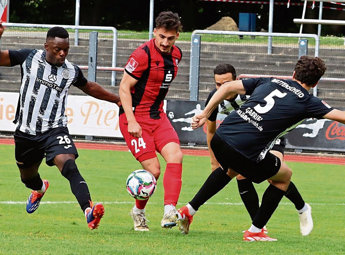Zweiter Saisontreffer: Fatih Ufuk (am Ball) brachte den SV Lippstadt im Auswärtsspiel bei der SG Wattenscheid mit 2:1 in Führung, am Ende trennten sich beide Mannschaften nach einer unterhaltsamen Partie mit einem 2:2-Unentschieden. Fotos: Lütkehaus