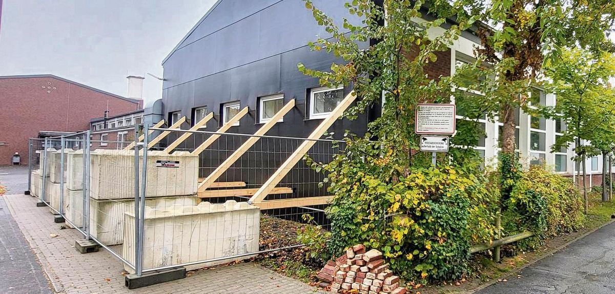 Die Kleinschwimmhalle in Langenberg ist auf Sicht nicht zu sanieren: Nachdem sich die Statik noch einmal verschlechtert hat, wurde an der tragenden Südmauer der Klinker entfernt und eine stützende Holzkonstruktion geschaffen, beschwert mit Betonblöcken. Platten schützen die Wand vor Witterungseinflüssen. Foto: Schwade