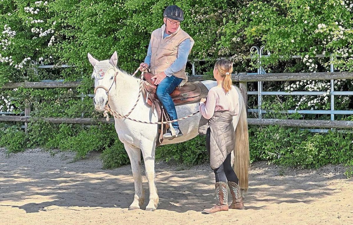 Balance finden – auf und neben dem Pferd: Das Zentrum für Suchtmedizin der LWL-Klinik Lippstadt setzt auf tiergestützte Therapie. Edgar Hejnal und Therapeutin Judith Marke bei der Einheit auf der Five-Star-Ranch. Foto: Cegelski