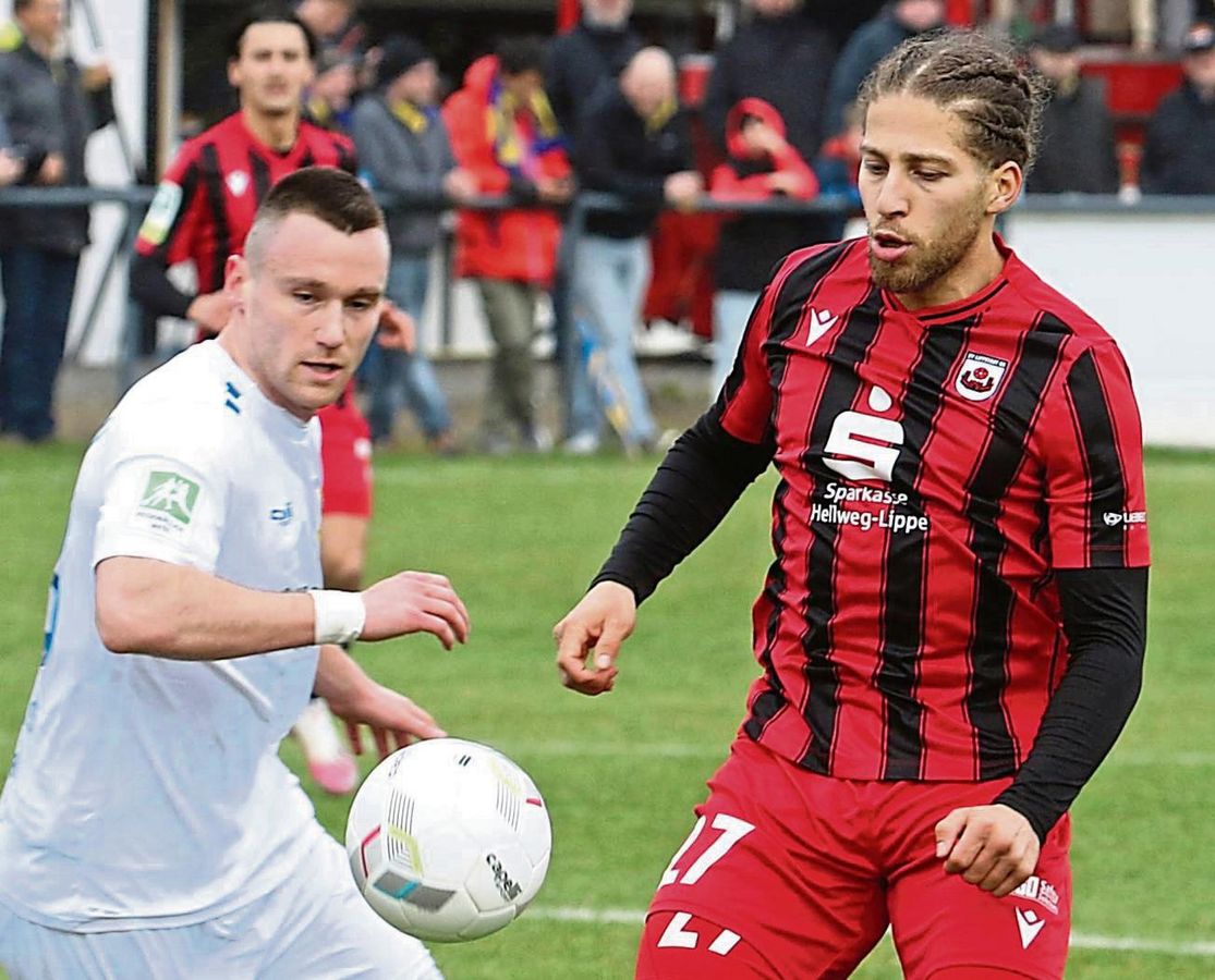 Yasin Altun (r.) könnte zum SV Lippstadt zurückkehren. Der Mittelfeldmann befindet sich beim Regionalligisten seit dieser Woche im Training. Allerdings ist er zunächst nur als Gastspieler notiert. Foto: Lütkehaus
