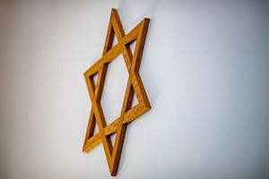 Ein Davidstern hängt an der Wand. «Man muss Antisemitismus sichtbar machen, um ihn bekämpfen zu können», sagt die Antisemitismusbeauftragte der Europäischen Kommission, Katharina von Schnurbein. - Foto: David Inderlied/dpa