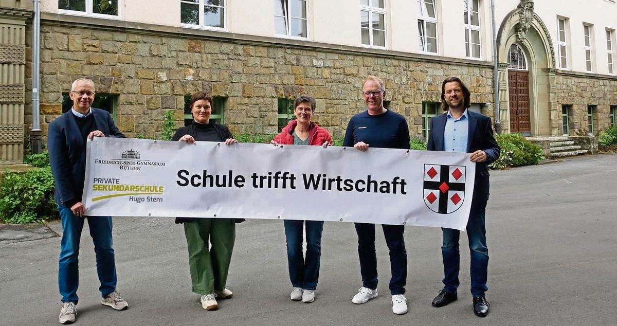 Über eine rege Teilnahme seitens der regionalen Firmen freuen sich (v.l.): Beigeordneter Hubert Betten, Eva Tappe (Schulleiterin Private Sekundarschule), Elke Ruberg (Stadtverwaltung), Heinfried Lichte (Schulleiter Friedrich-Spee-Gymnasium) und Dr. Michael Hucht (Koordinator für Berufsorientierung am Friedrich-Spee-Gymnasium). Foto: Bsdurek