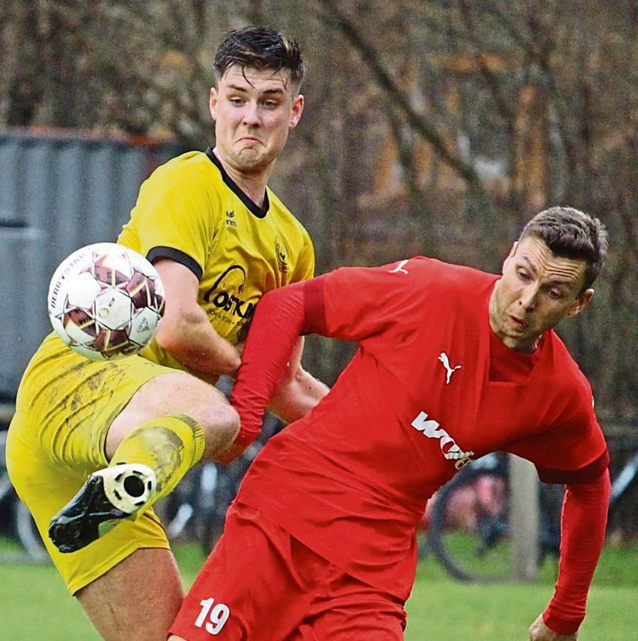 Sein Fehlpass leitete in der 24. Minute den Führungstreffer der Gäste ein: Lukas Cesarek (l./hier gegen Torschütze Krämer) wurde zur Pause ausgewechselt. Foto: Heinke