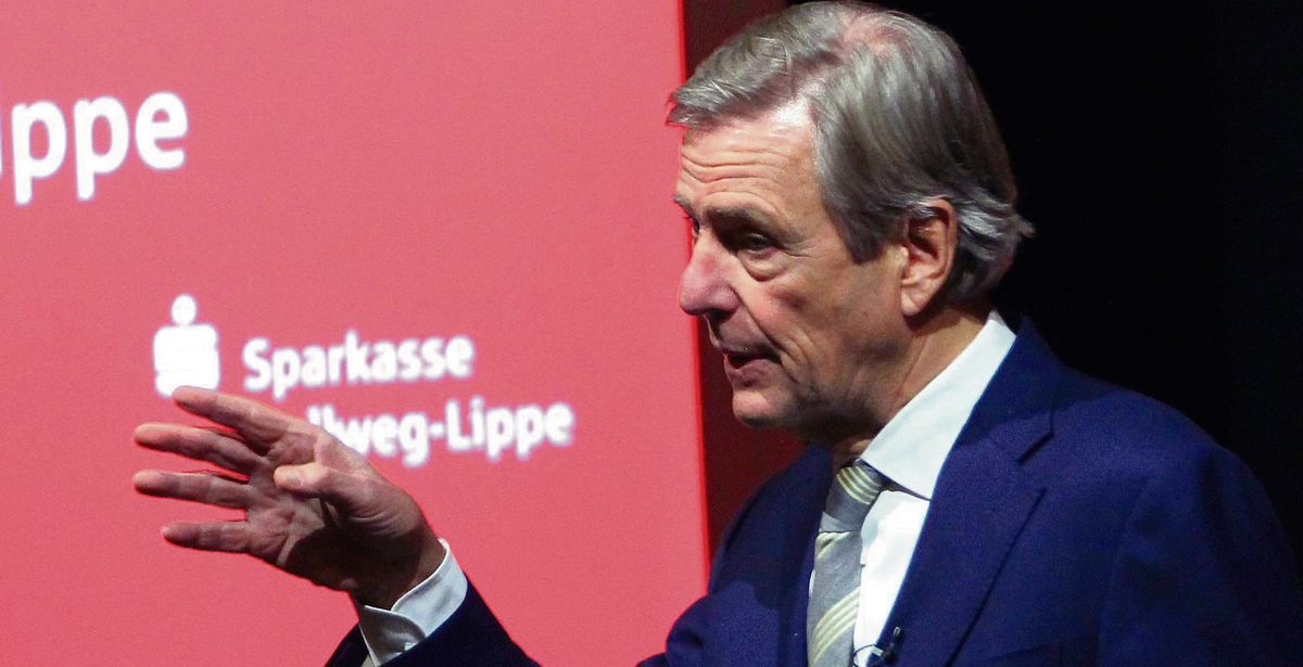 Bei der Premiere des Sparkassen-Forum Wirtschaft referierte Claus Kleber im Lippstädter Stadttheater über Lehren aus der Zeitenwende. Foto: Schwade