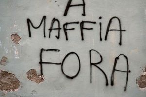 An eine Hausmauer in der korsischen Küstenstadt Bastia steht auf Korsisch geschrieben «Mafia raus». - Foto: Rachel Boßmeyer/dpa