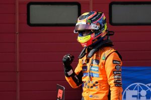 WM-Spitzenreiter Oscar Piastri schnappte sich die Pole Position in Imola. - Foto: Luca Bruno/AP/dpa
