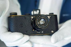 Ein über 100 Jahre alter Prototyp einer Leica-Kleinbildkamera ist bei einer Auktion für 7,2 Millionen Euro versteigert worden. - Foto: Andreas Arnold/dpa