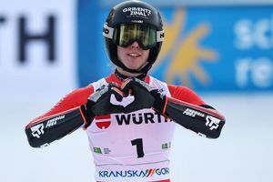 Camille Rast widmet ihren Sieg den Opfern der Feuerkatastrophe von Crans-Montana. - Foto: Marco Trovati/AP/dpa