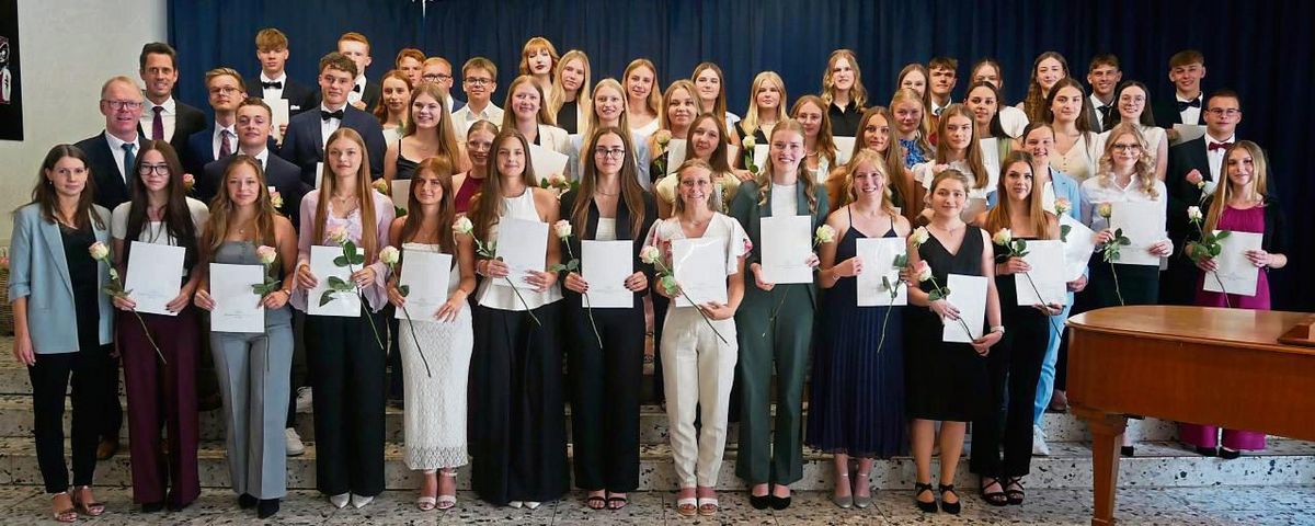 Stolz empfingen die Schülerinnen und Schüler des Abi-Jahrgangs 2025 am Freitagvormittag ihre Zeugnisse. Foto: Bsdurek