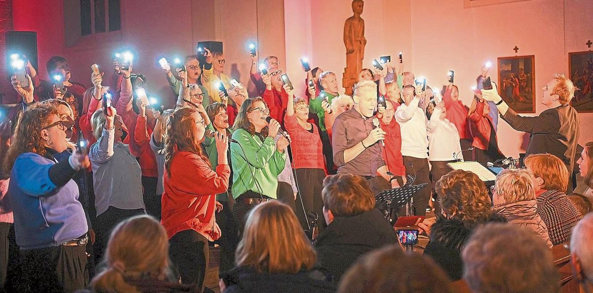 Im voll besetzten Gotteshaus lieferte der Chor TonArt ein grandioses Konzert, das musikalisch durch verschiedene Länder führte. Fotos: Tuschen