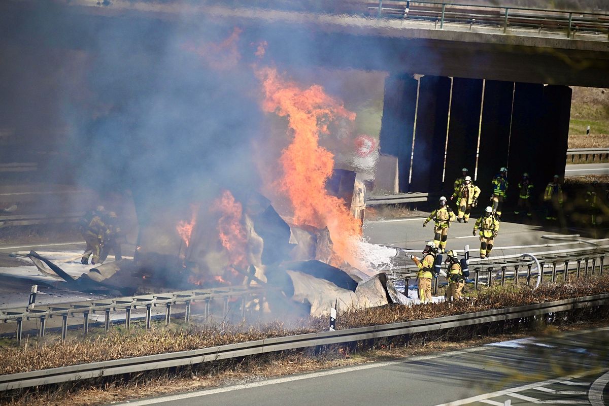 Auf der A44 brennt ein Gefahrgut-Lkw bei Erwitte/Anröchte. Die Autobahn ist in beide Richtungen voll gesperrt. Foto: Daniel Schröder