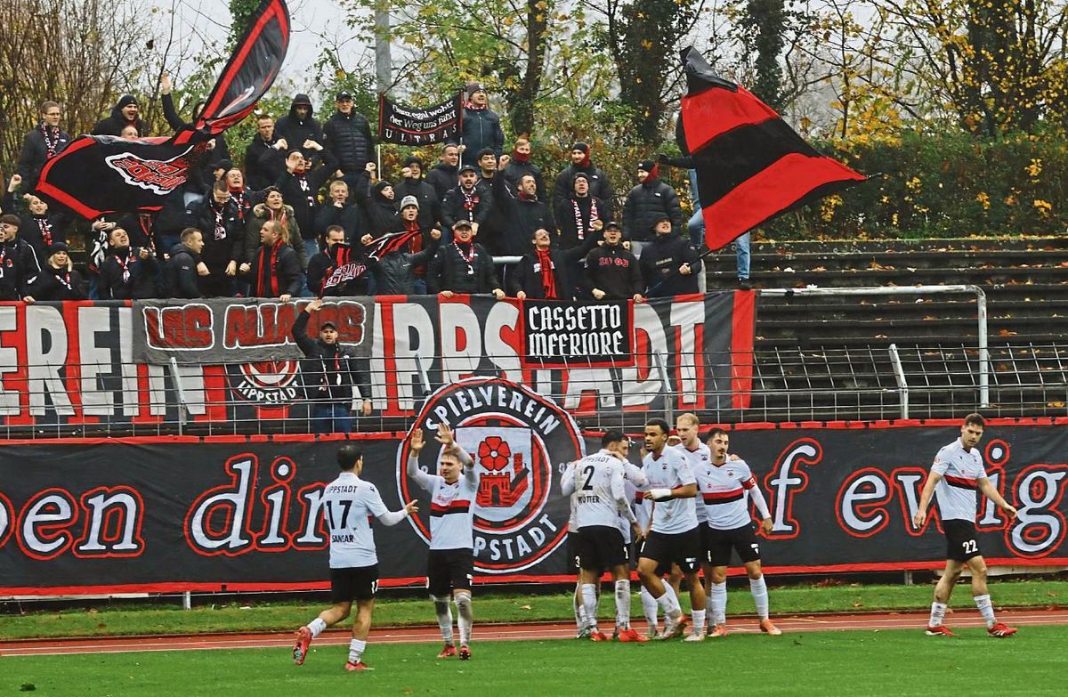Hatten oft Grund zum Jubeln in den letzten Wochen: Die Spieler des SV Lippstadt sowie die Fans in Schwarz und Rot. Gegen Clarholz soll unter Flutlicht der nächste Dreier her. Allerdings wird die Partie kein Selbstläufer. Foto: Frank Lütkehaus