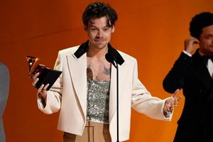 Harry Styles mit dem Preis für das Album des Jahres bei der Grammy-Verleihung 2023. - Foto: Chris Pizzello/Invision/AP/dpa