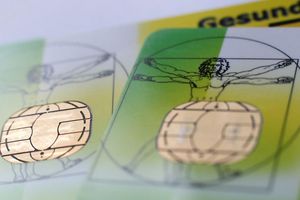 Anfang 2025 hatte es eine Welle kräftiger Erhöhungen bei den Krankenkassenbeiträgen gegeben. (Archivbild) - Foto: Karl-Josef Hildenbrand/dpa