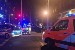 In einer Wohnung in der Wichmannstraße sind am Sonntagabend mehrere Menschen durch Schüsse verletzt worden. - Foto: Sophia Weimer/dpa