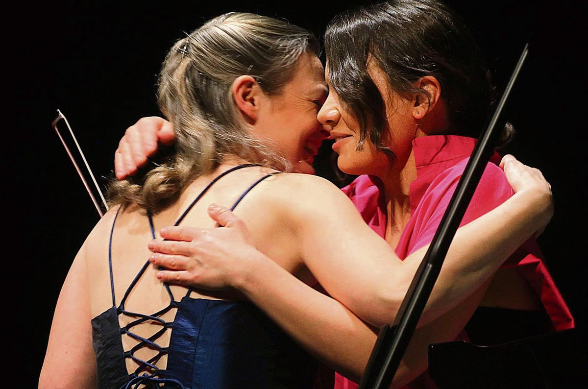 Das Konzert des ukrainischen Exilorchesters Mriya zeichnete sich durch seine besondere emotionale Kraft aus. Als Solistinnen begeisterten am Sonntagabend die Violinistin Annette von Hehn (l.) und die Pianistin Kateryna Titova. Fotos: Heier
