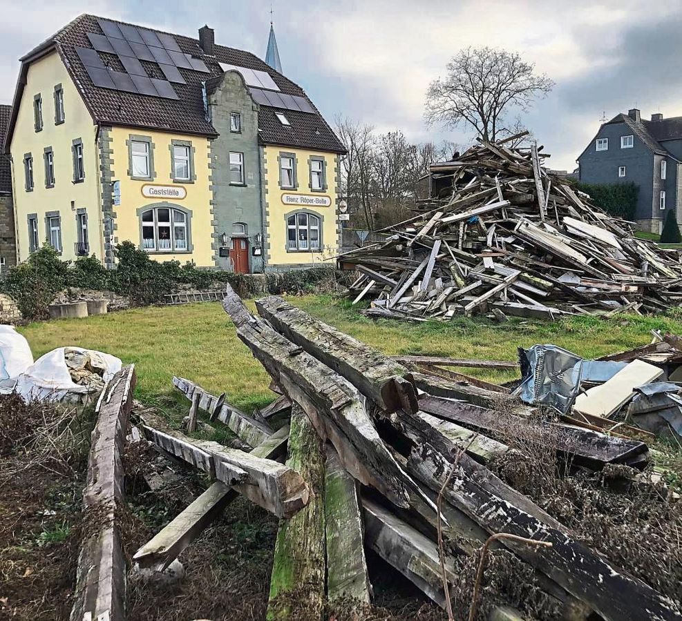 Seit dem Abriss im Frühsommer liegt das Material des denkmalgeschützten Gebäudes unverändert auf dem Grundstück. Die Anordnung der Gemeinde besteht fort. Foto: Bernd Eickhoff