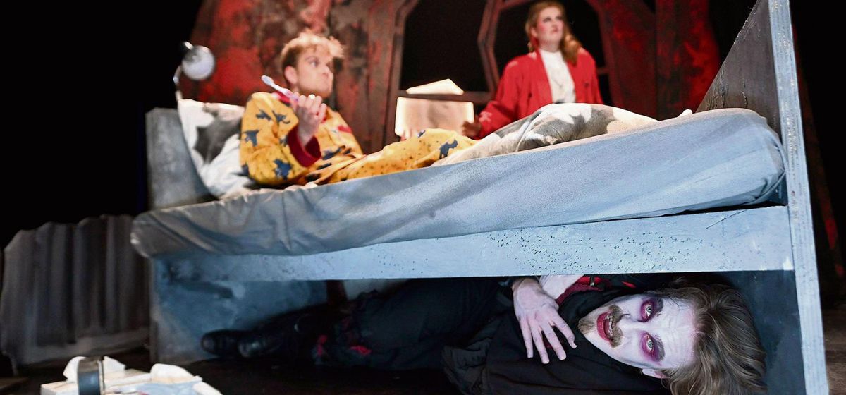 Mama Bohnsack darf von Antons neuem Freund Rüdiger von Schlotterstein nichts wissen. Also versteckt der sich lieber unter dem Bett.