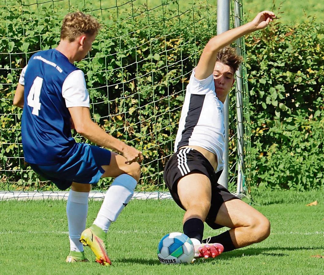 Voller Einsatz für drei Punkte: Die SG Schmerlecke/Völlinghausen (in Weiß) ließ gegen Aufsteiger Mönninghausen II nichts anbrennen. 6:0 lautete der Endstand in dieser Partie. Foto: Feichtinger