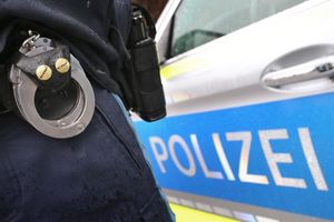 Nach Vorwürfen sexueller Belästigung in einem Schwimmbad sucht die Polizei nach Zeugen. (Symbolbild) - Foto: Karl-Josef Hildenbrand/dpa