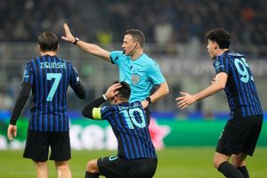 Die Inter-Spieler können Felix Zwayers Entscheidung nicht fassen. - Foto: Luca Bruno/AP/dpa