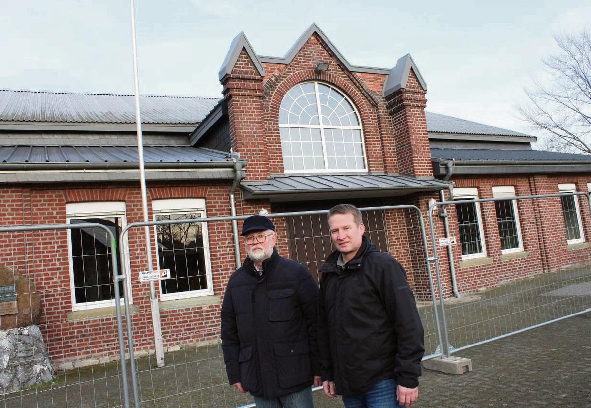 Der Holzwurm bereitet derzeit Albert Joeks (l.) und Mark Bergmann von der Schützenbruderschaft St. Nicolai Altengeseke Kopfzerbrechen. Foto: Meschede
