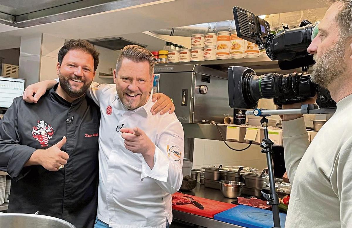 Zwei Köche, eine Kamera: Kaan Delibas (l.) und Mike Süsser in der Küche das Landgasthauses Lenniger. Fotos: Dietz