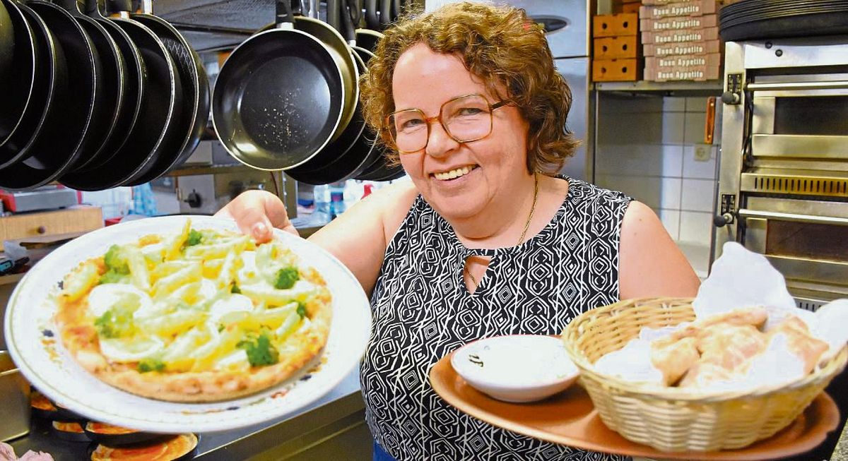 Passend zum 825-jährigen Stadtjubiläum in Rüthen ist Karin Großmann kreativ geworden. Die Inhaberin der Pizzeria Da Franco serviert eine Pizza mit Teig aus Getreidesorten, die schon im Mittelalter wichtig waren. Fotos: Giannakis